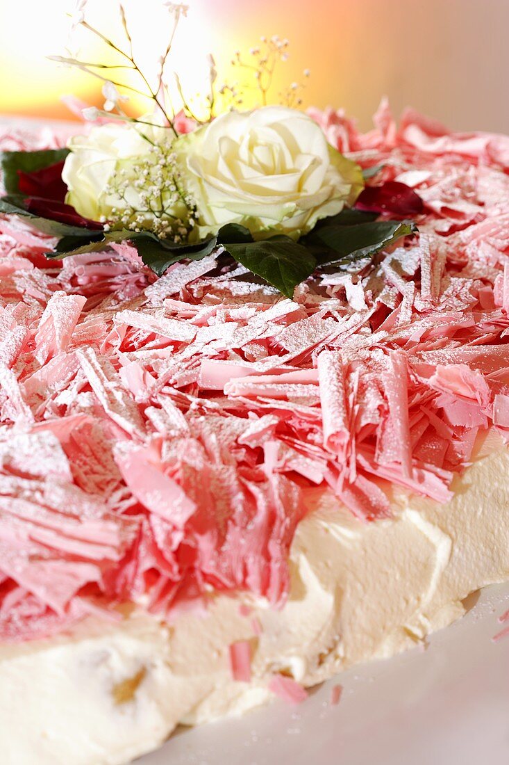 Festliche Torte mit rosa Schokoröllchen