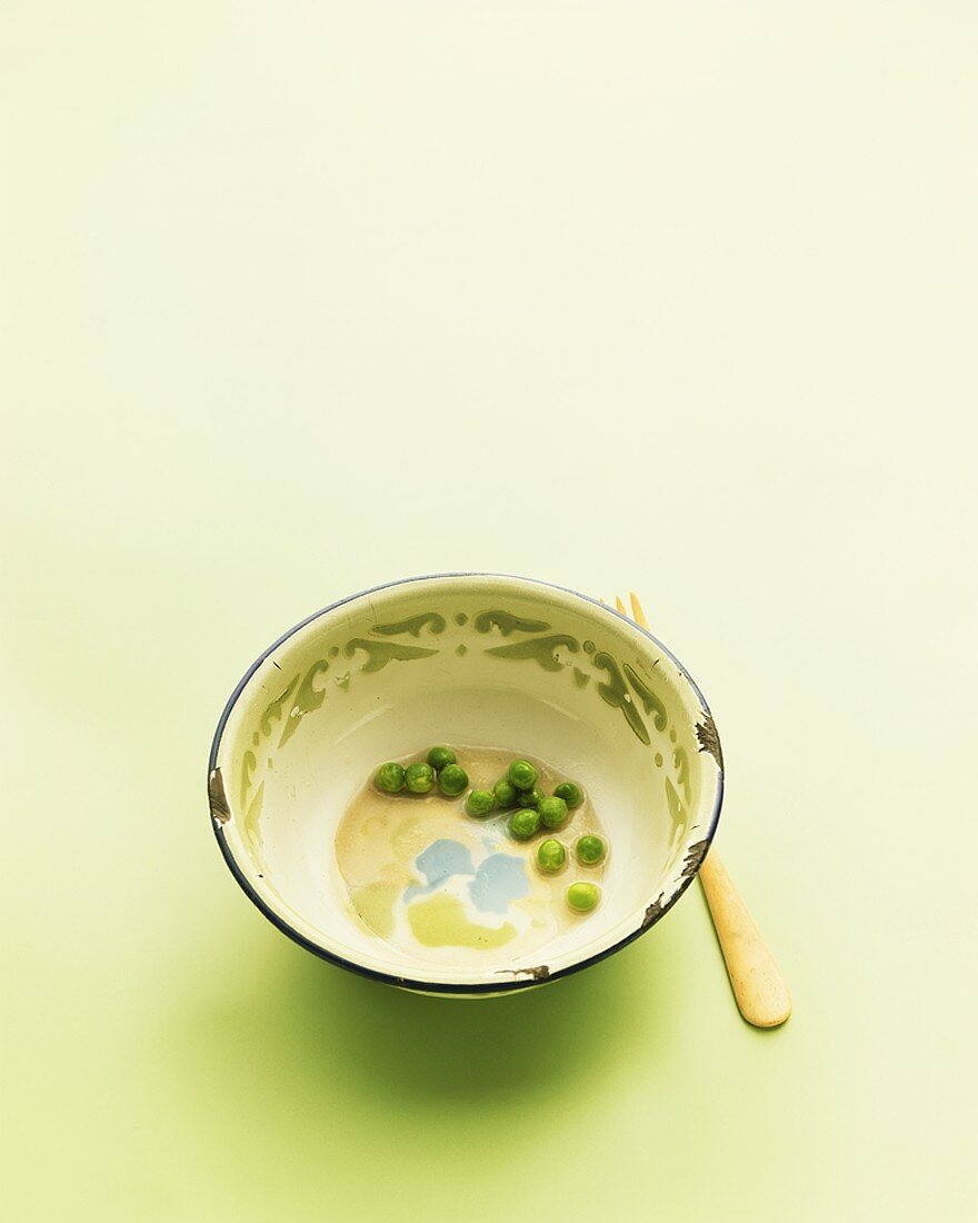 Peas in an enamel bowl