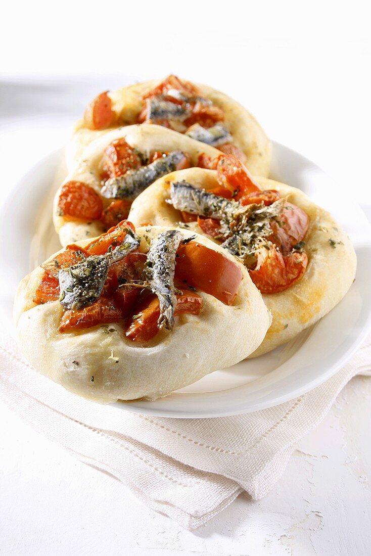 Pizzette alla siciliana (Flatbread topped with tomatoes & anchovies)