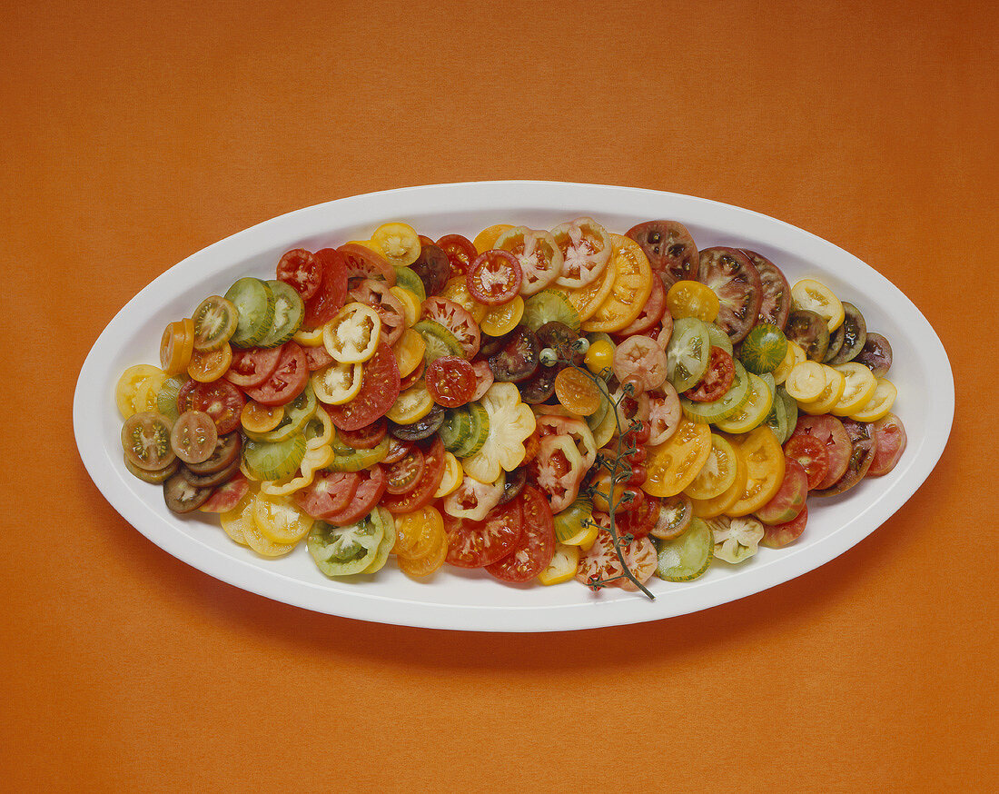 Verschiedene Tomatensorten in Scheiben geschnitten auf Teller