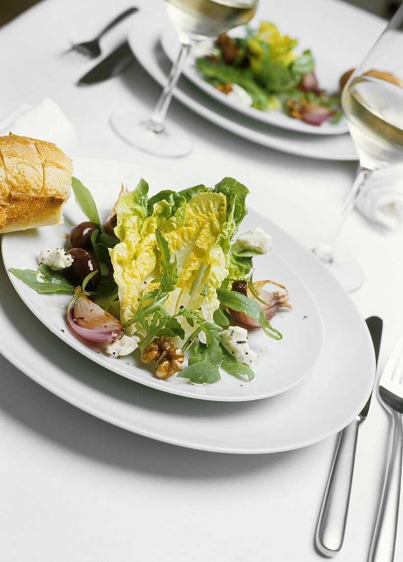 Gemischter Blattsalat mit Nüssen, Oliven & Schafskäse