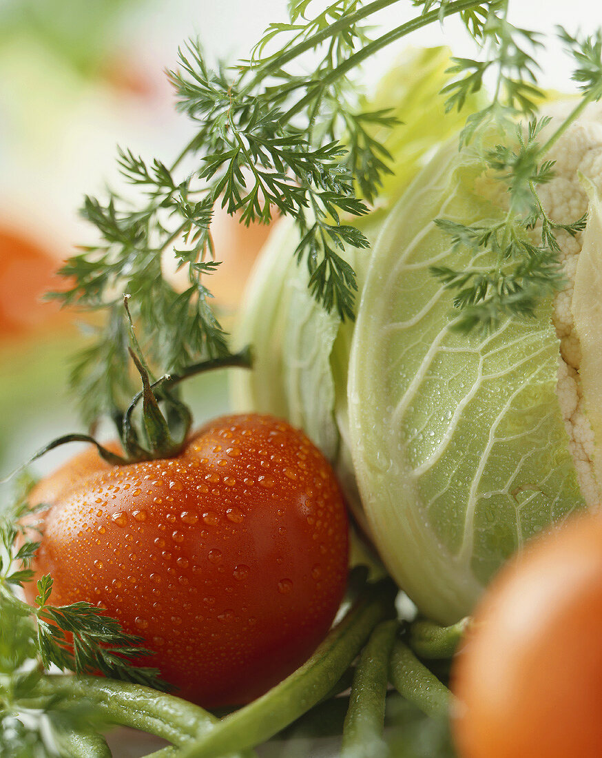 Stillleben mit Tomate, Blumenkohl & grünen Bohnen