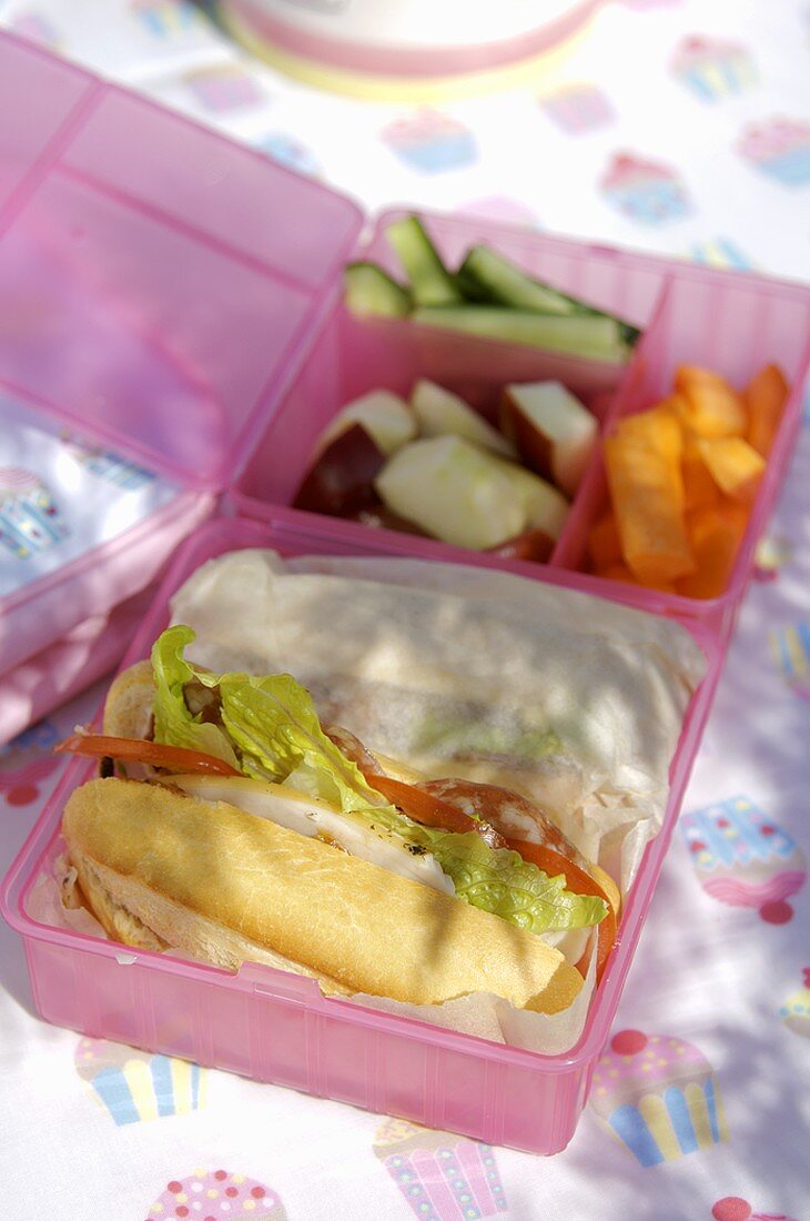 Clubsandwich mit Gemüse in rosa Lunchbox