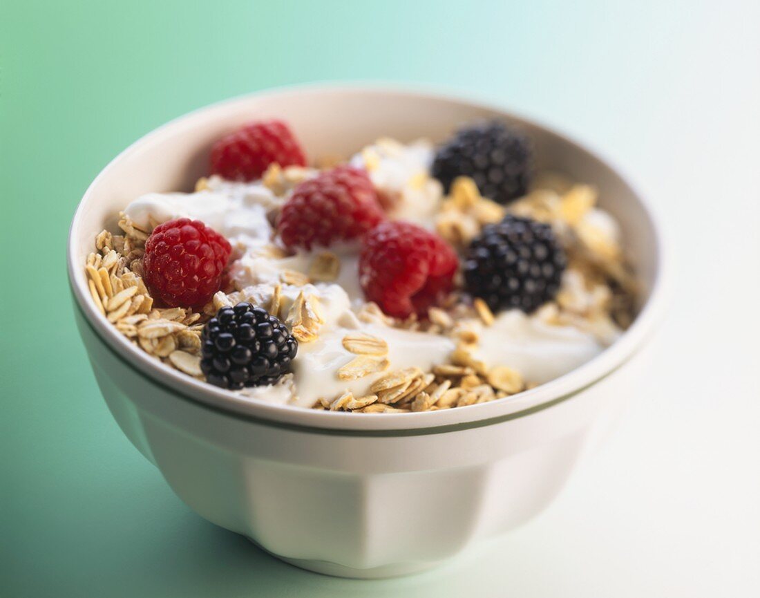 Müsli mit frischen Beeren und Joghurt