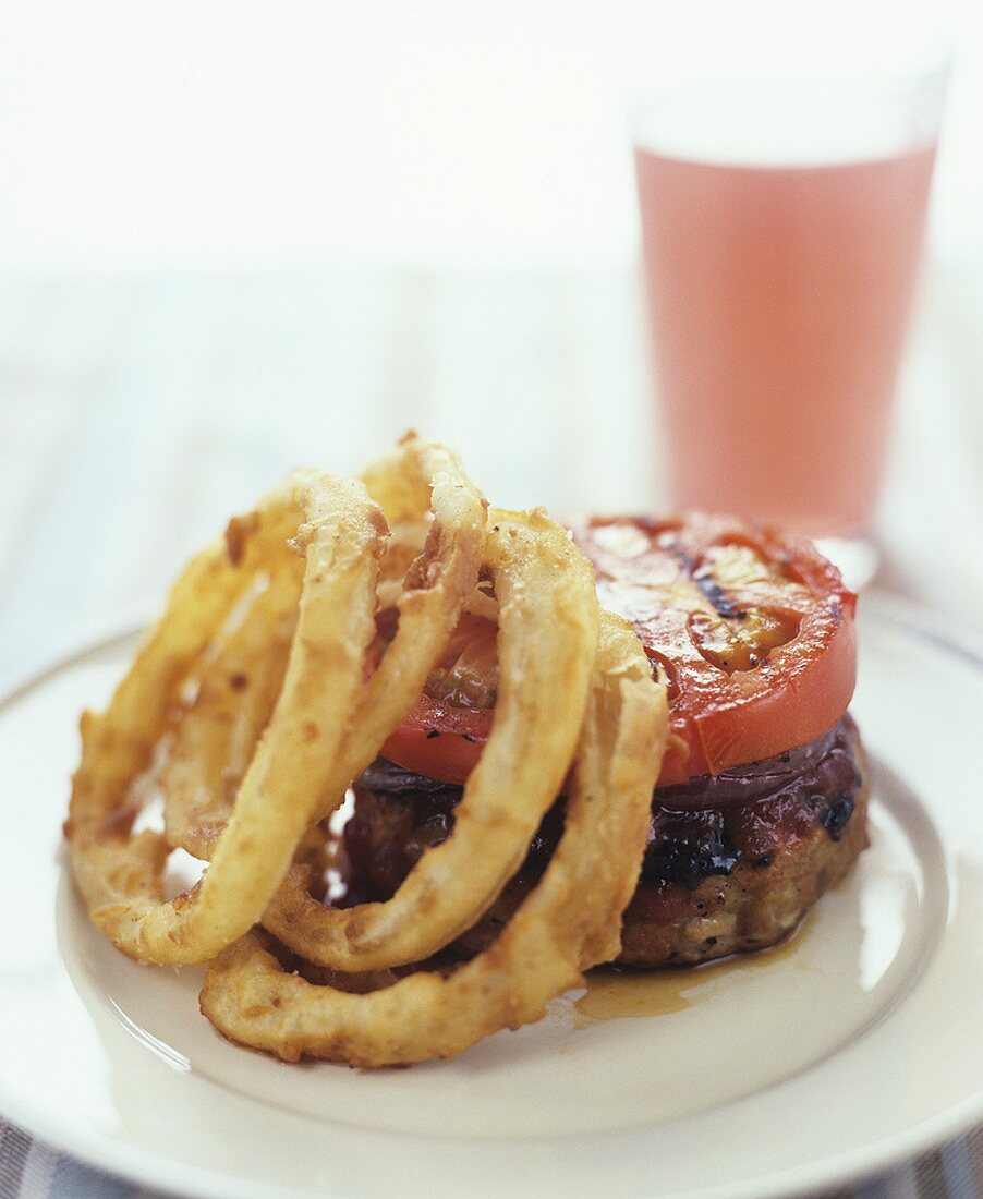 Putenburger mit Tomatenscheibe und frittierten Zwiebelringen