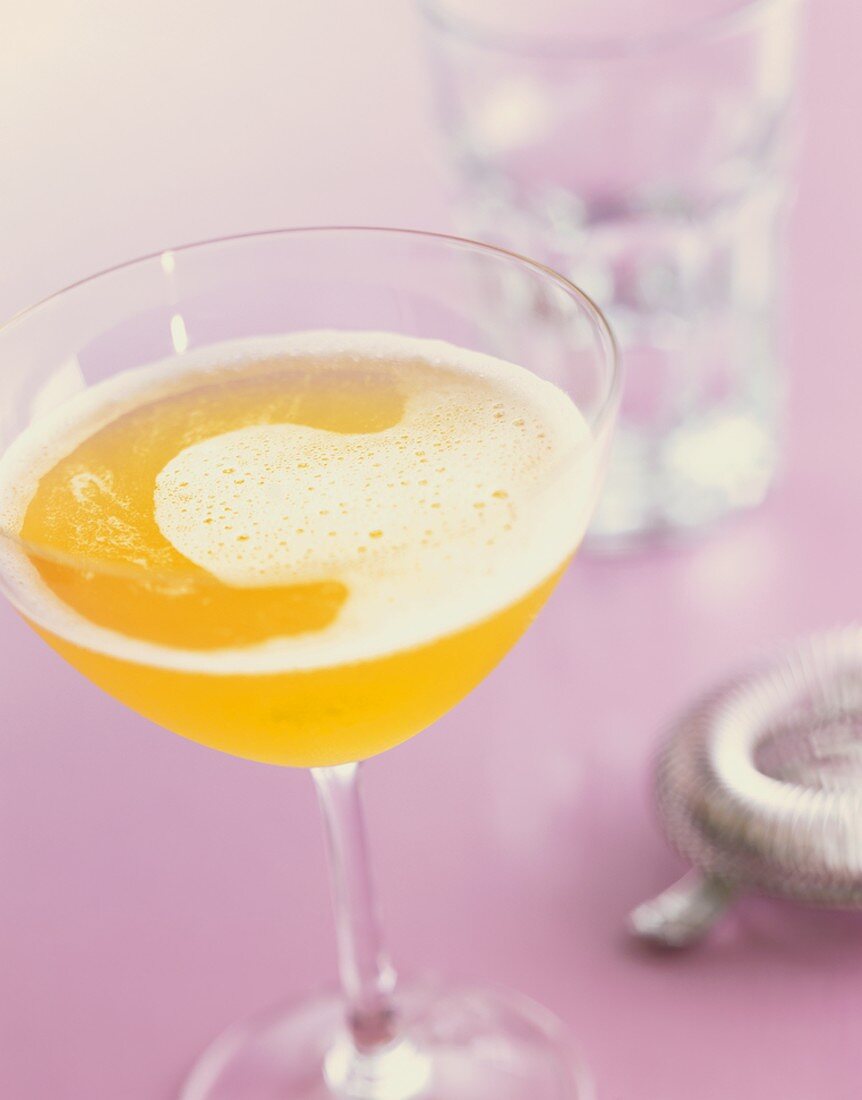 Side Car: Cocktail mit Tequila, Brandy und Limettensaft