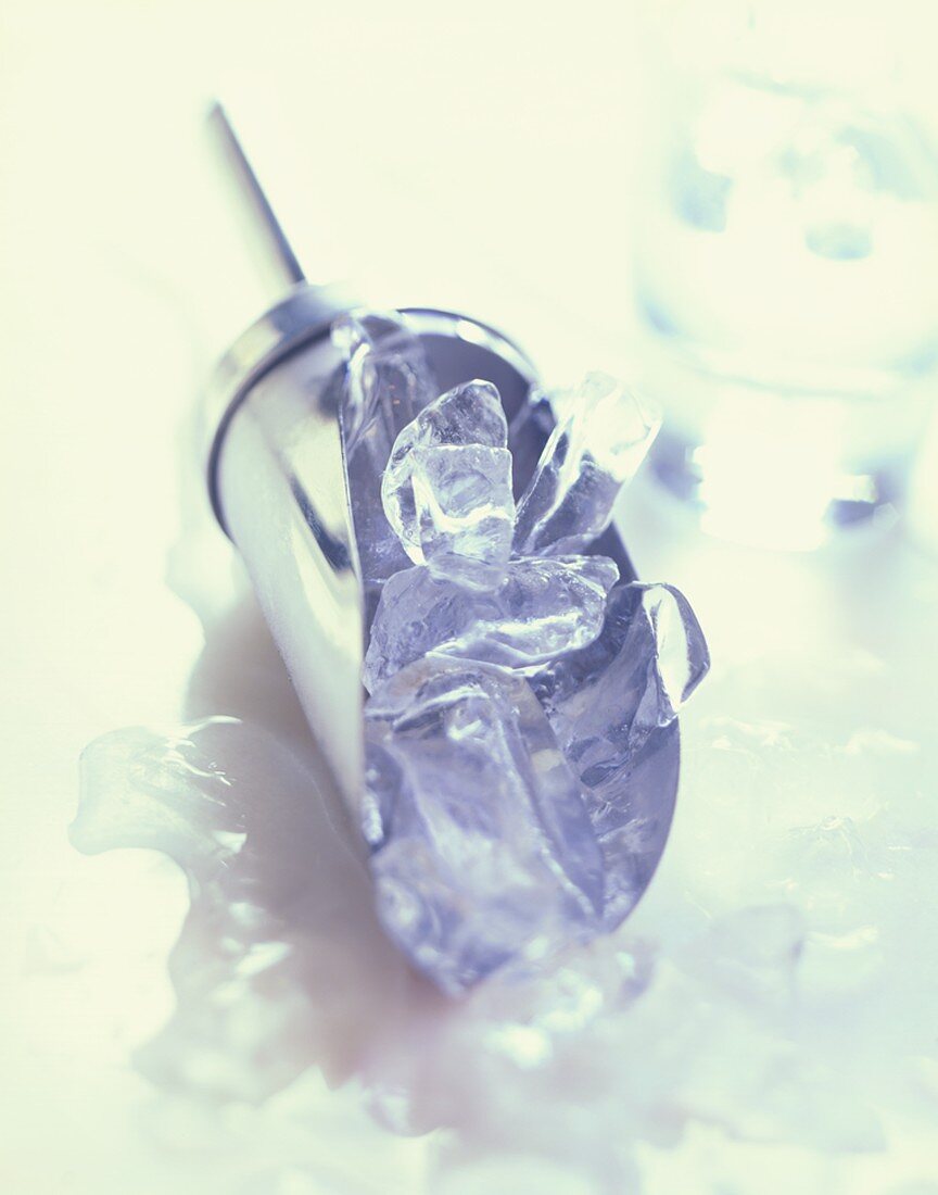Small ice scoop with ice cubes