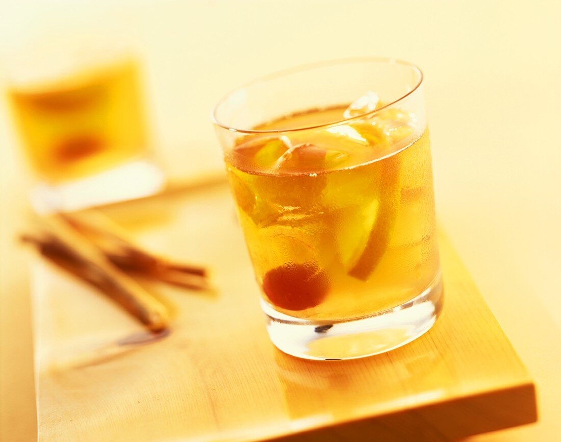 Old Fashioned: cocktail made with whisky and angostura