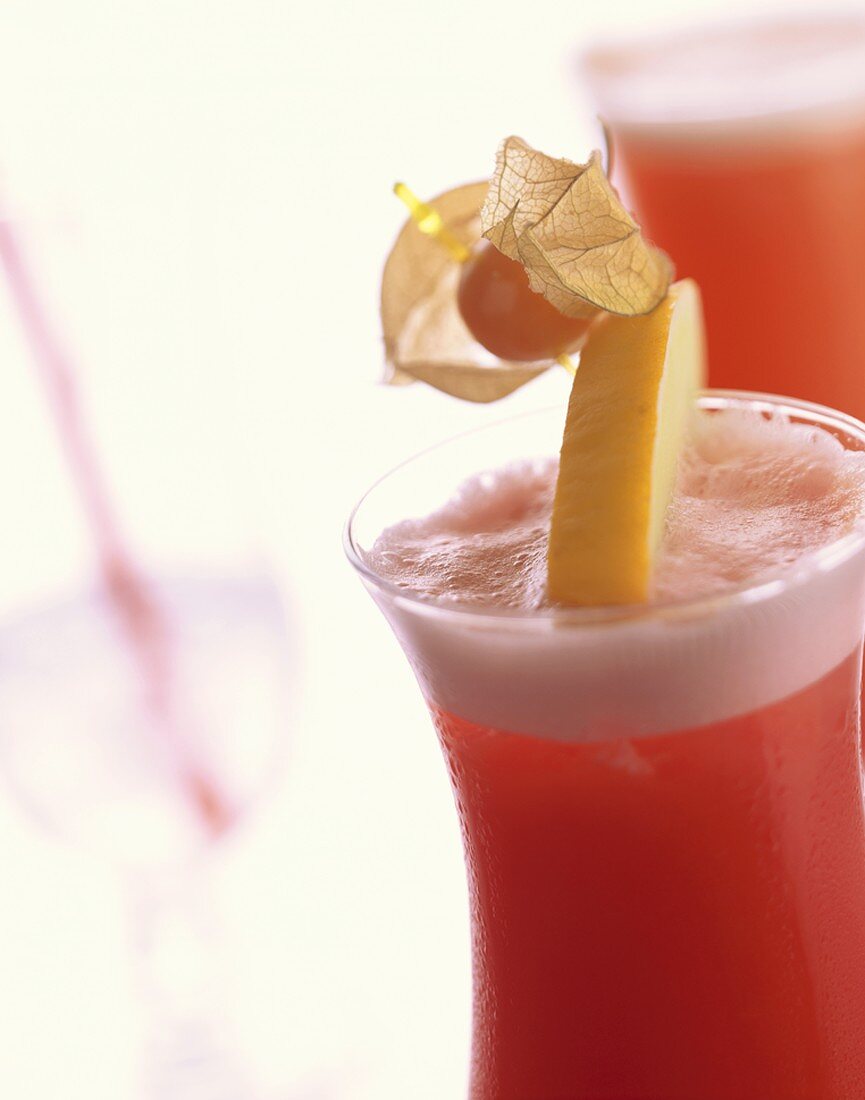 Cocktail: Blutorangen- & Maracujasaft und Lime Juice