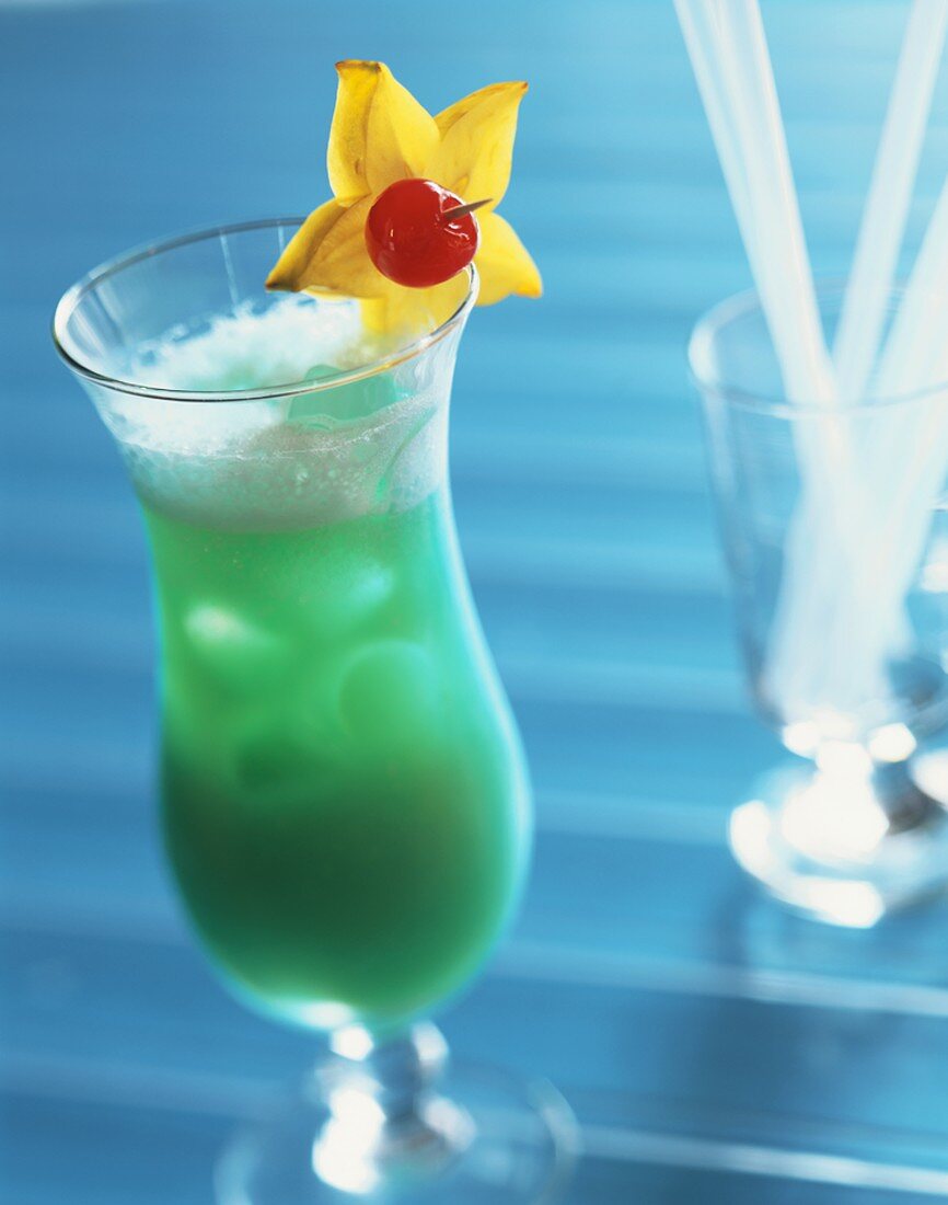 Aquamarin: Cocktail mit Fruchtsaft und Blue Curacao
