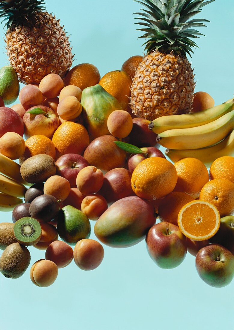 Various types of fruit (pineapples, oranges, kiwi fruit etc.)