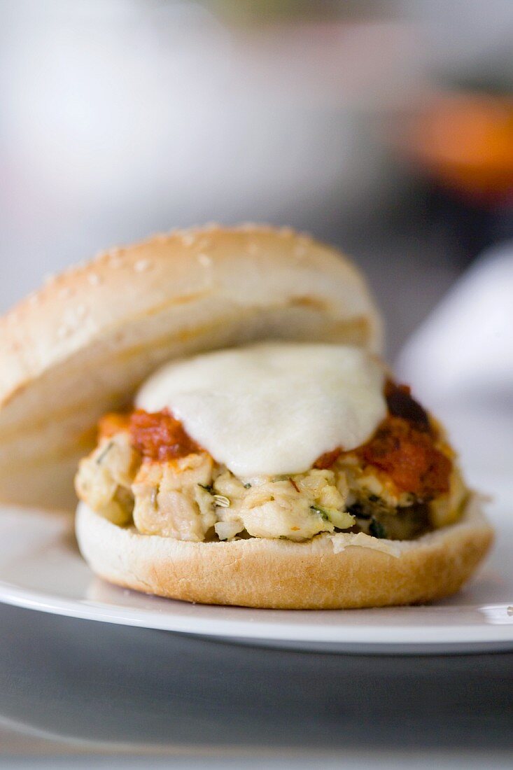 Putenburger mit Mozzarella auf Teller