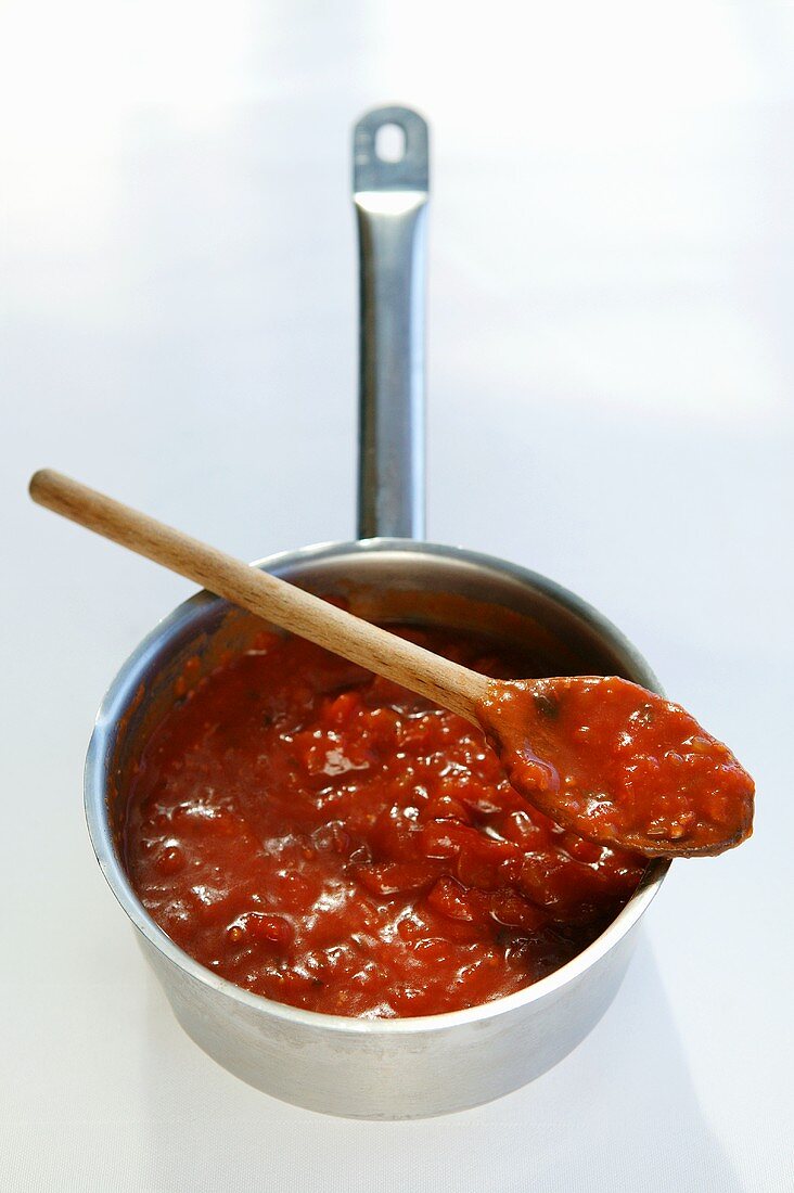 Ein Topf mit Tomatensauce für Pasta