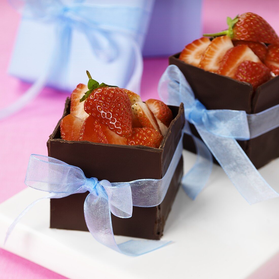 Frische Erdbeeren in Schokoladenschälchen