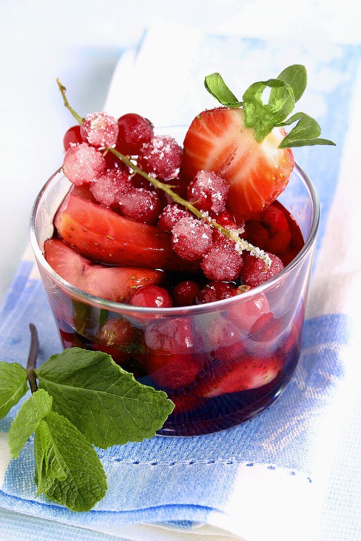 Verschiedene Beeren in Rotwein