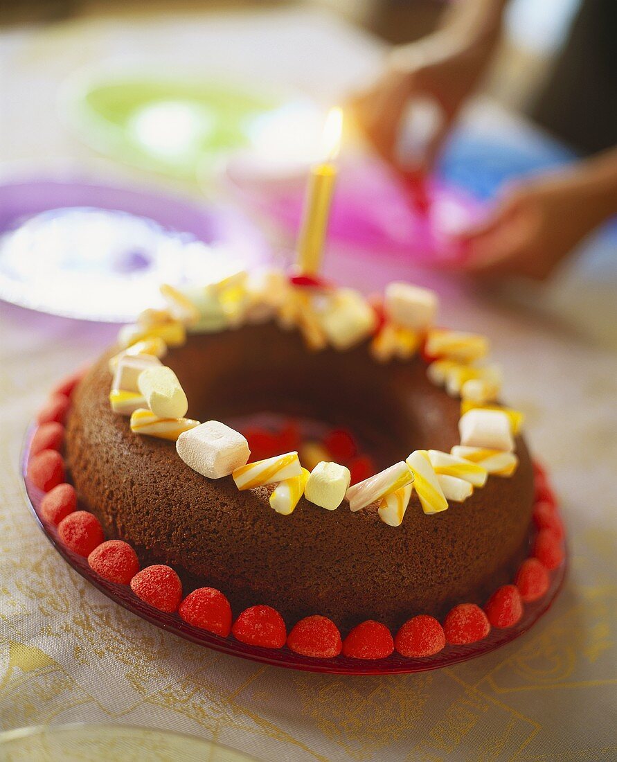 Schneller Geburtstagskuchen: Schokoladekranz mit Süssigkeiten