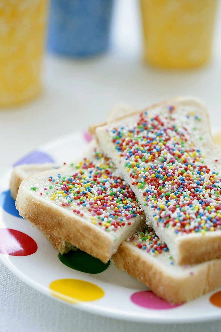 Halbe Toastscheiben mit bunten Zuckerstreusel