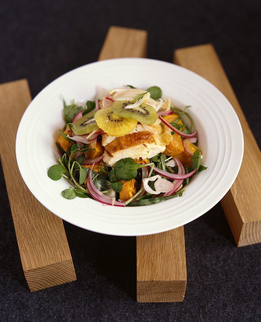 Salat mit Hähnchenbrust, Brunnenkresse und Kürbisstücken