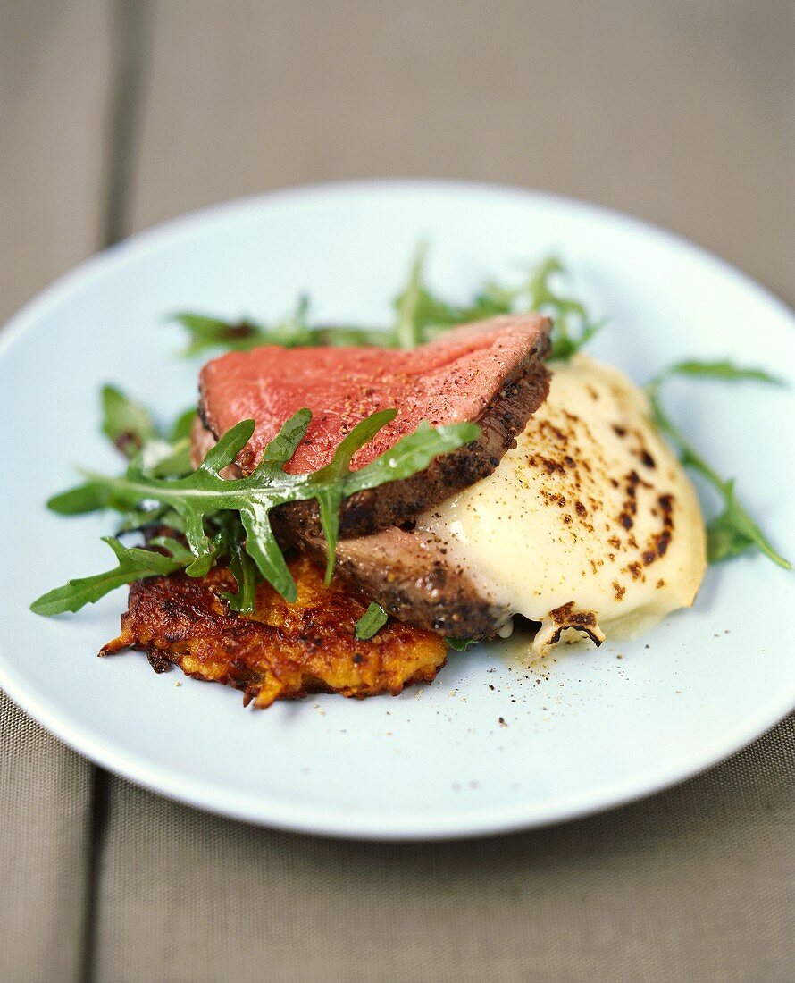 Rehfilet auf Rösti, Rucola und Bechamelkartofeln