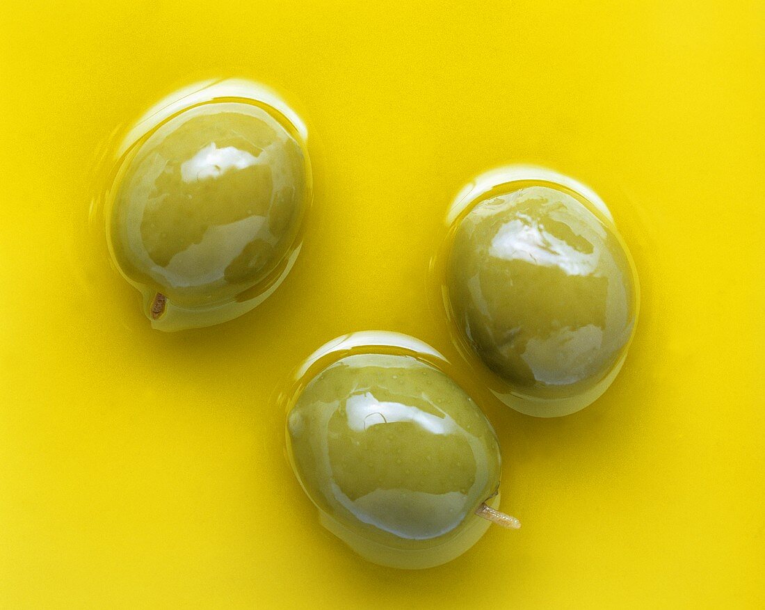 Drei Oliven in Öl eingelegt