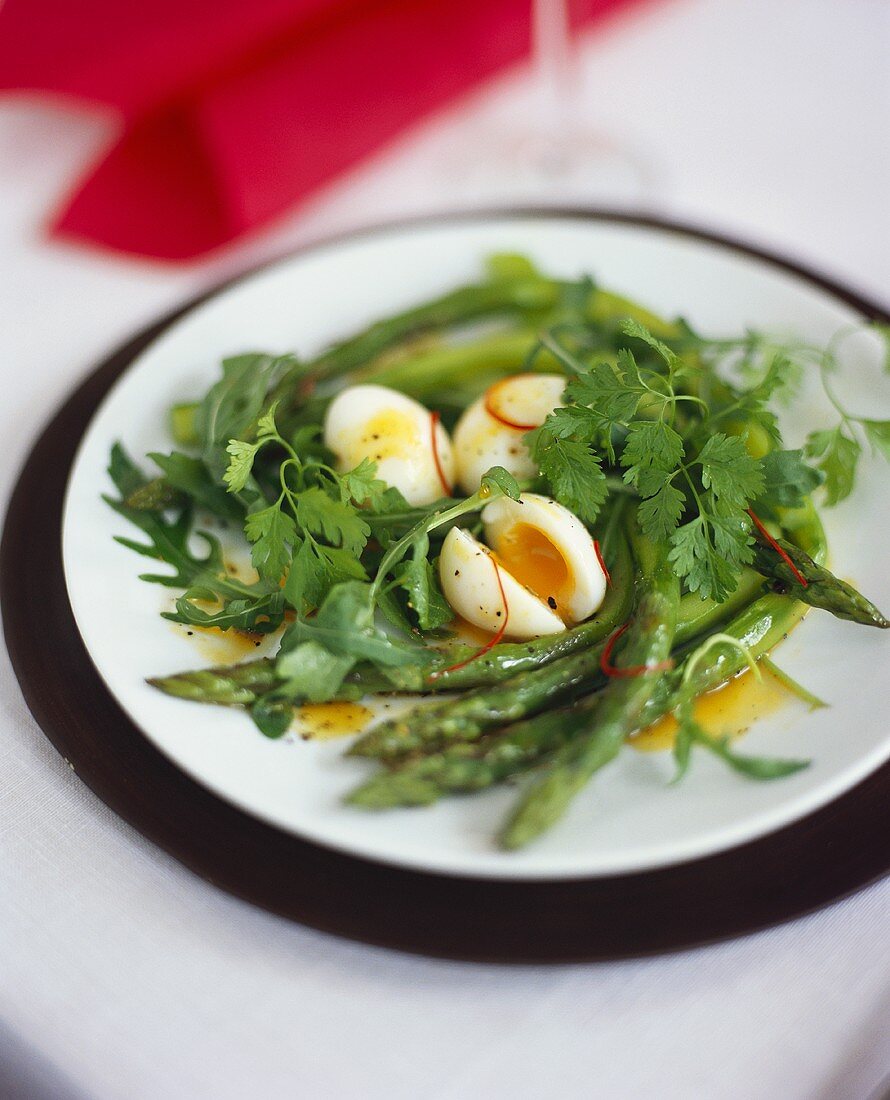 Spargelsalat mit Kerbel und gekochten Wachteleiern