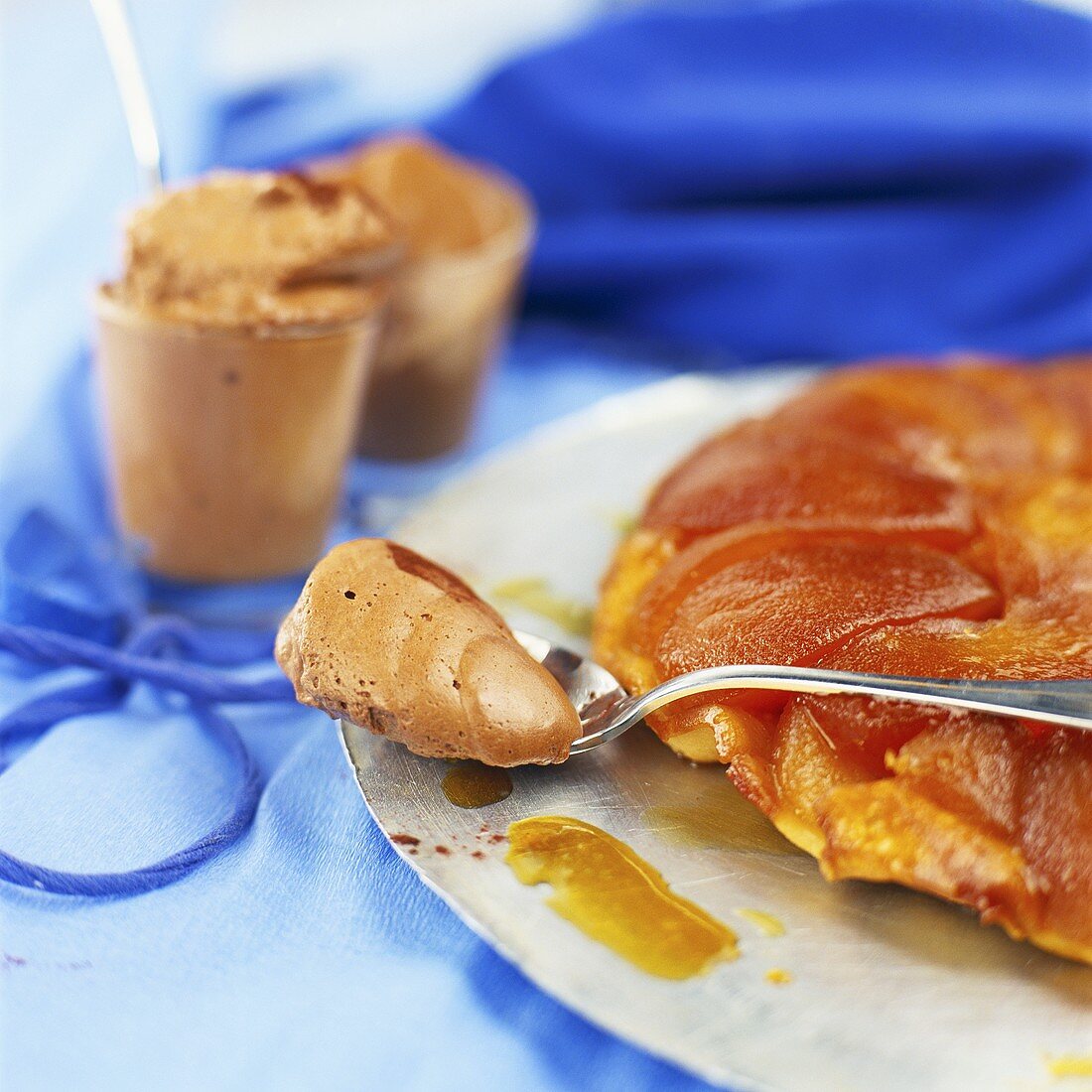 Tarte tatin mit Pfirsichen und Mousse au Chocolat