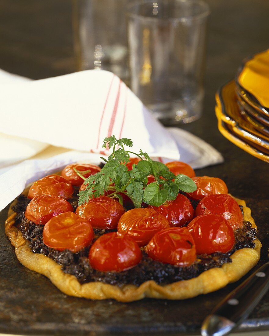 Tart with cherry tomatoes and tapenade