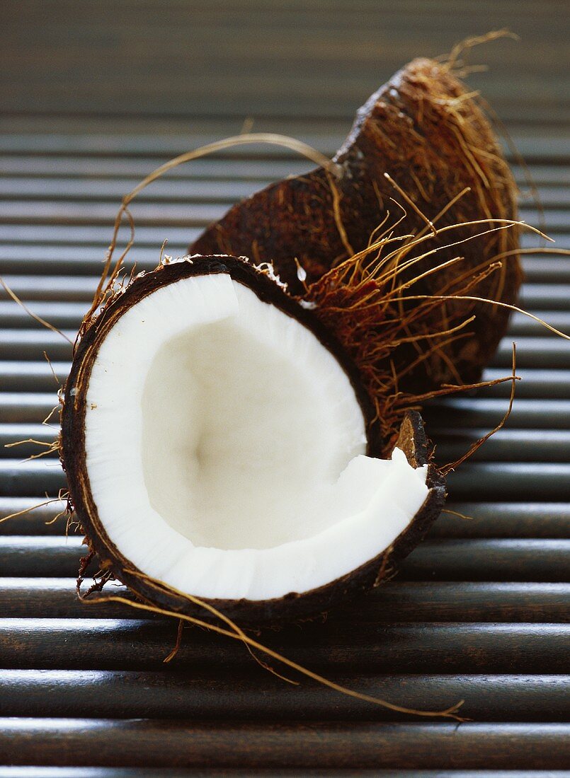 Eine aufgebrochene Kokosnuss