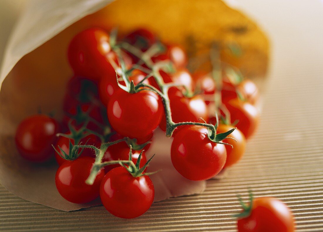 Mehrere Kirschtomaten in einer Papiertüte