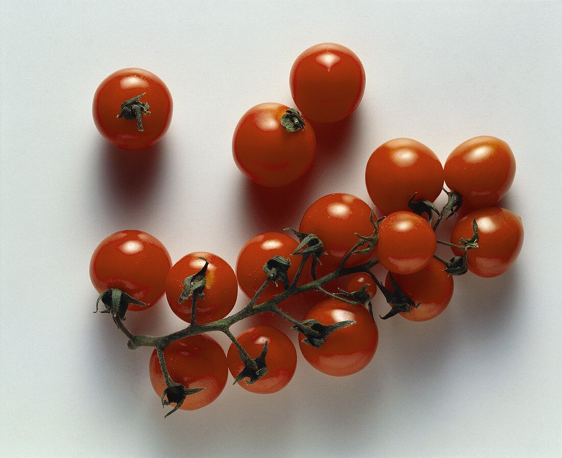 Mehrere Kirschtomaten auf weißem Hintergrund