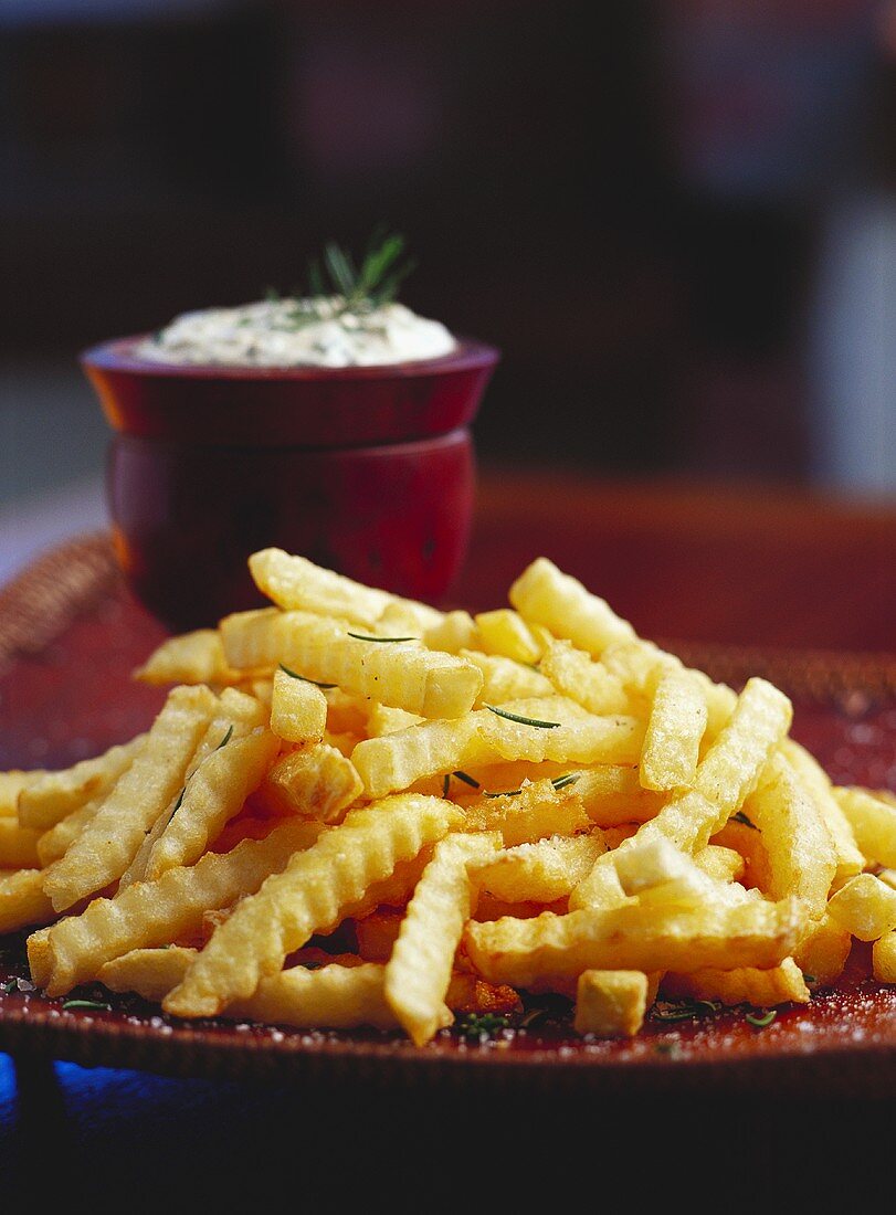 Pommes Frites mit Rosmarin und Kräuterdip