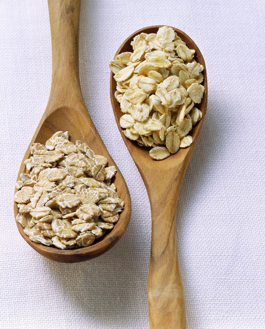 Rolled oats on two wooden spoons