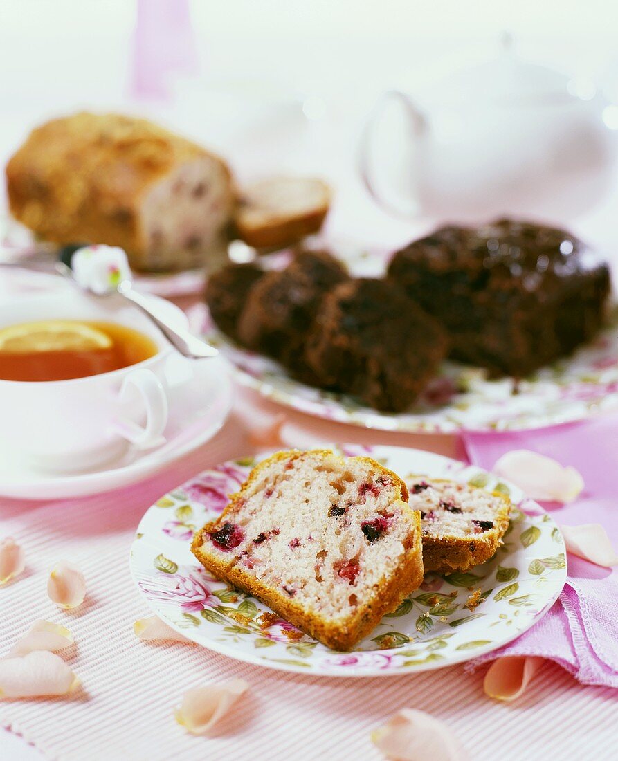 Heidelbeerkuchen mit Tee und Blütendeko