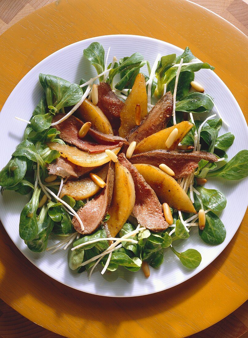 Wildsalat mit Birnen & Pinienkernen