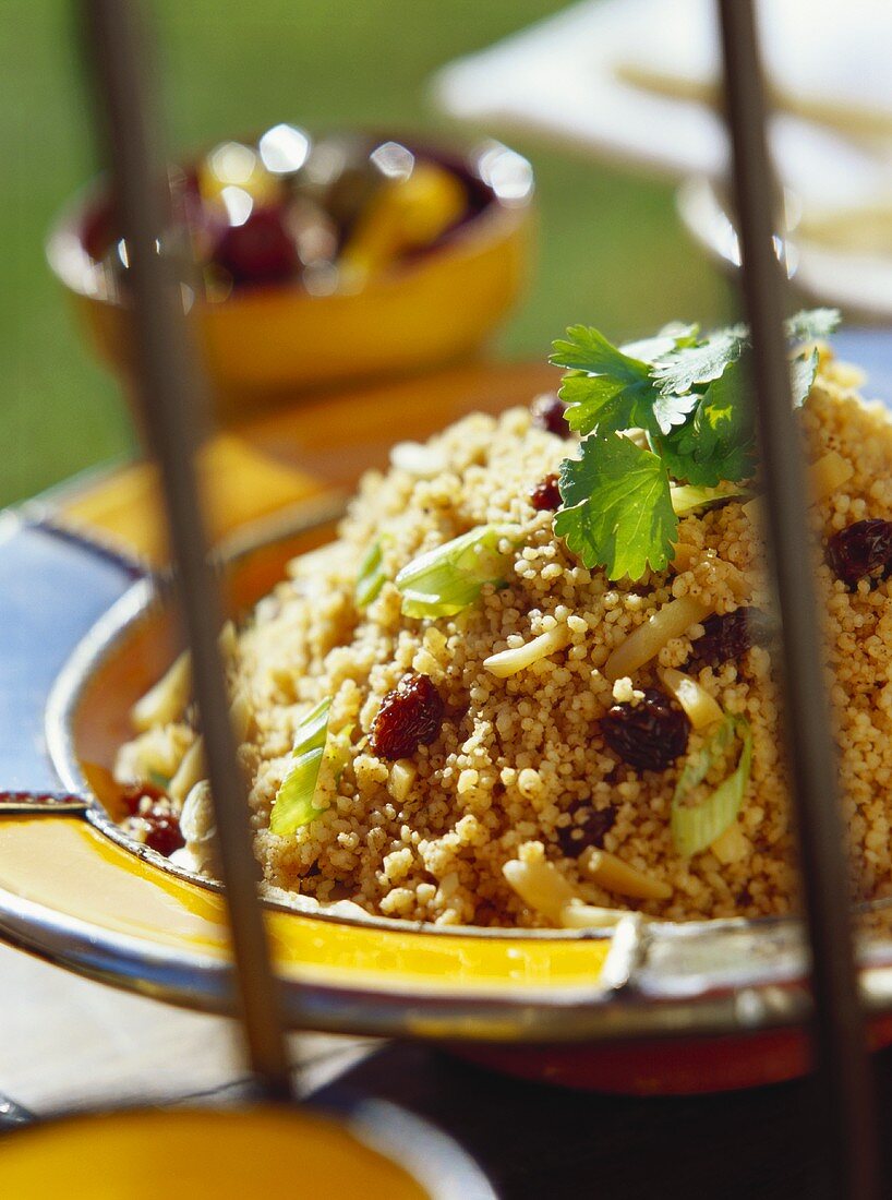 Couscous mit Rosinen und Sellerie