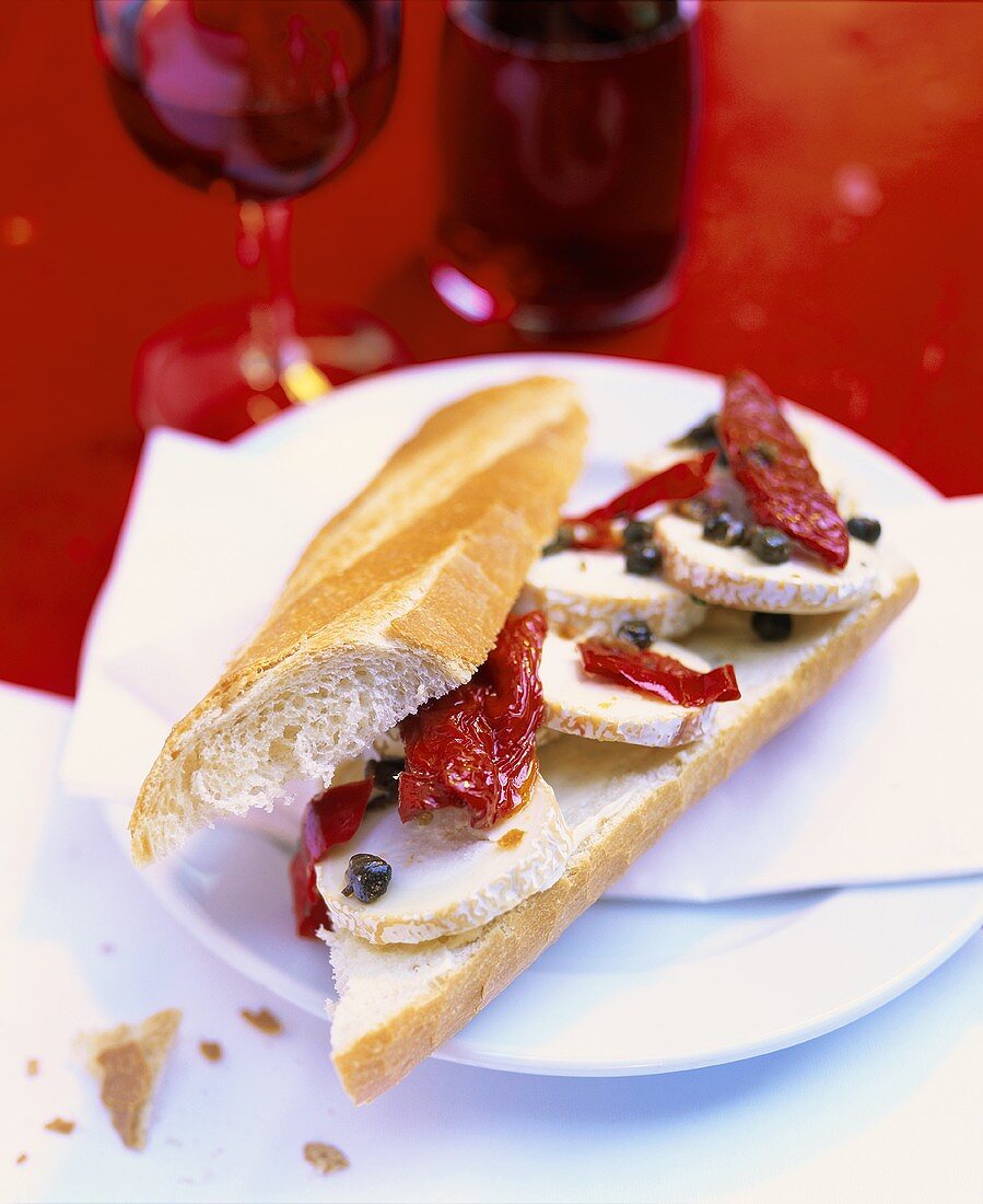 Ziegenkäsebaguette mit getrockneten Tomaten und Kapern