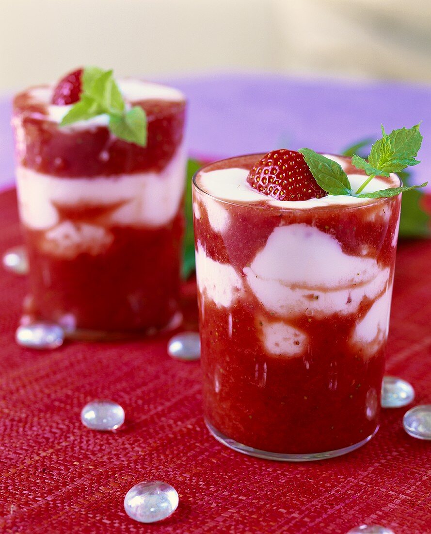 Zwei Gläser mit Erdbeer-Joghurt-Schichtspeise