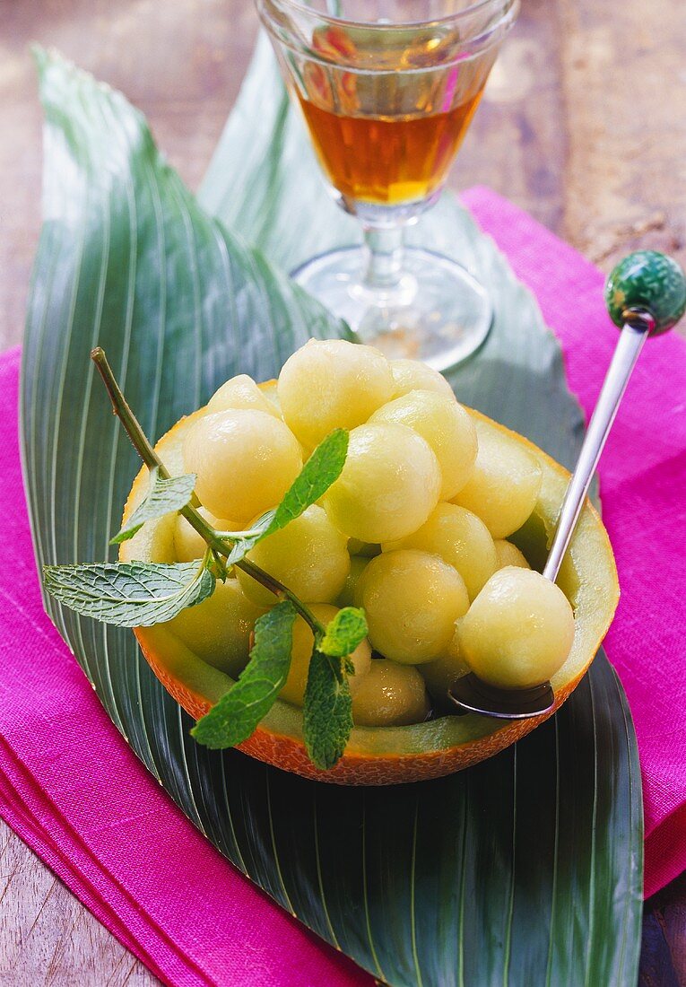 Honigmelonenkugeln mit einem Glas Sherry