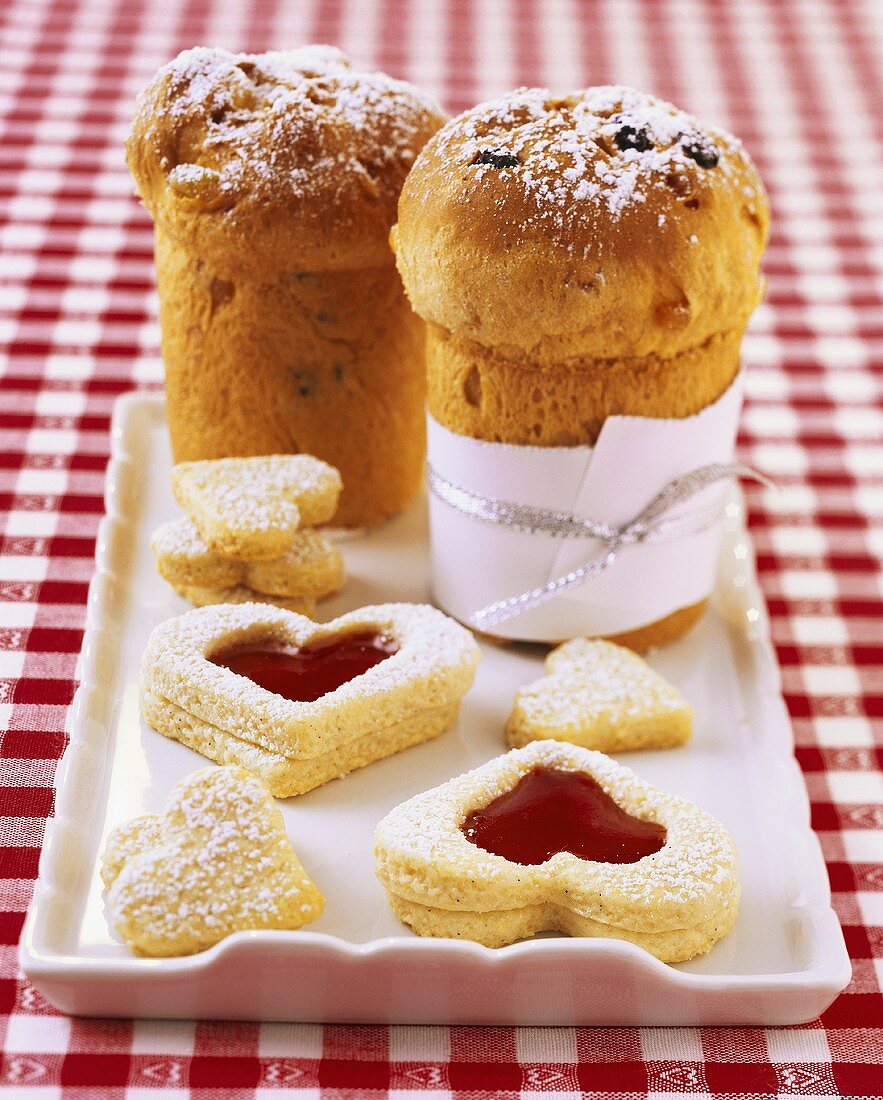 Dolci di Natale (Small panettone & heart-shaped biscuits, Italy)