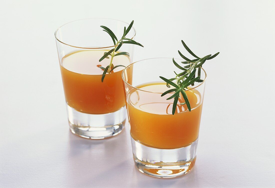 Zwei Gläser Eistee mit frisch gepresstem Orangensaft
