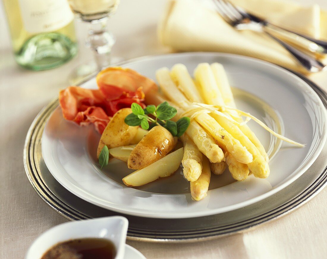 White asparagus with potatoes and ham