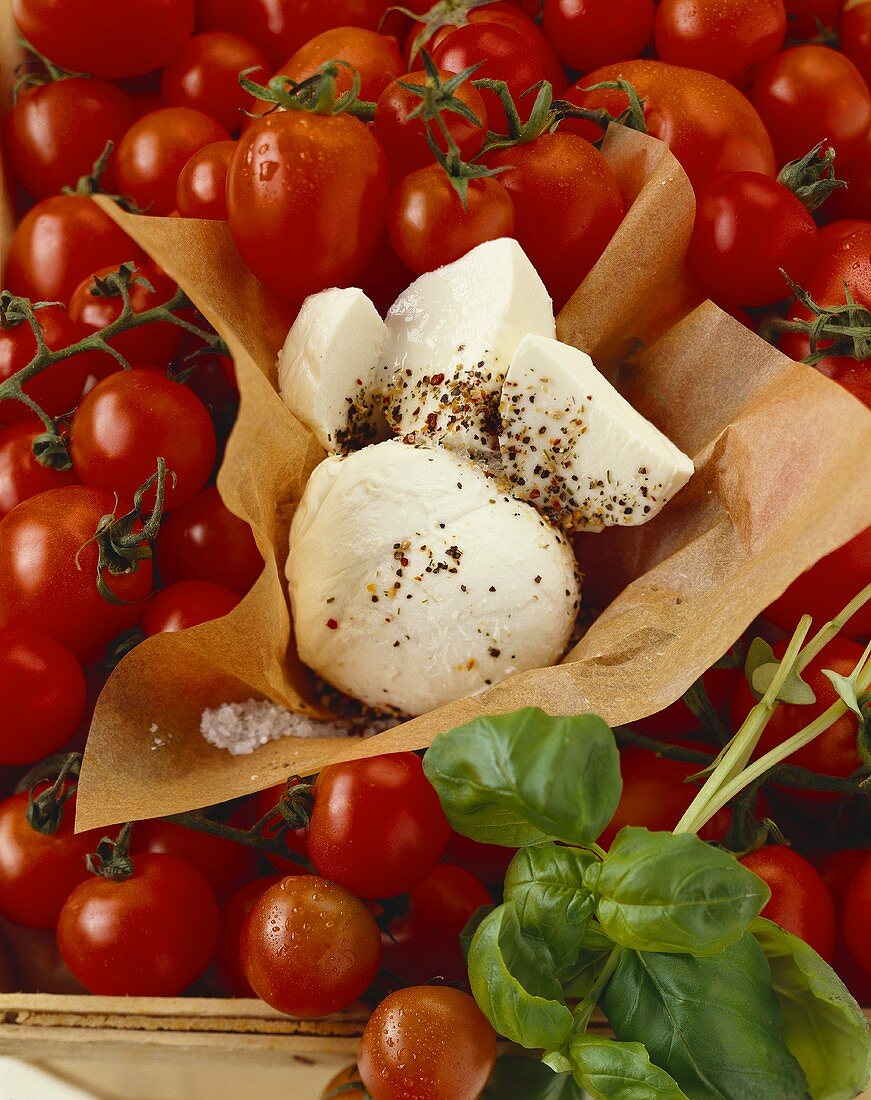 Mozzarella, Tomaten und Basilikum