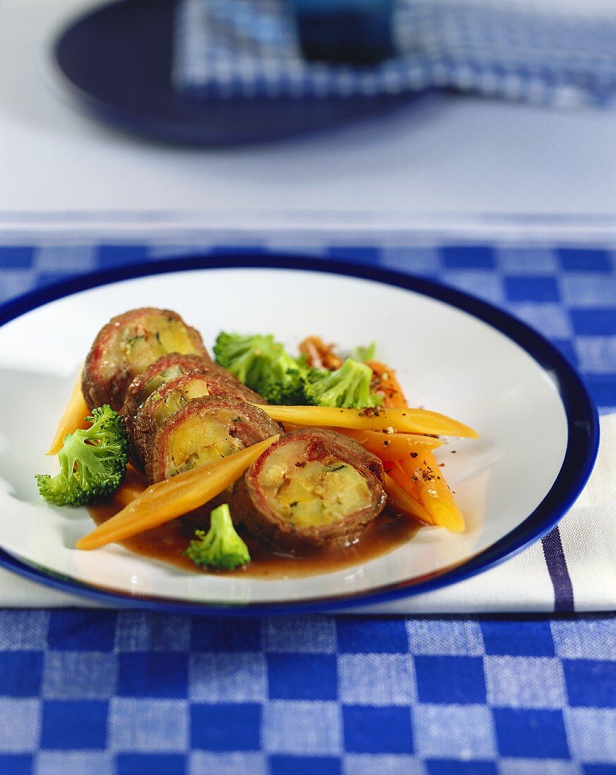 Rinderroulade mit Kartoffelfüllung und Gemüse