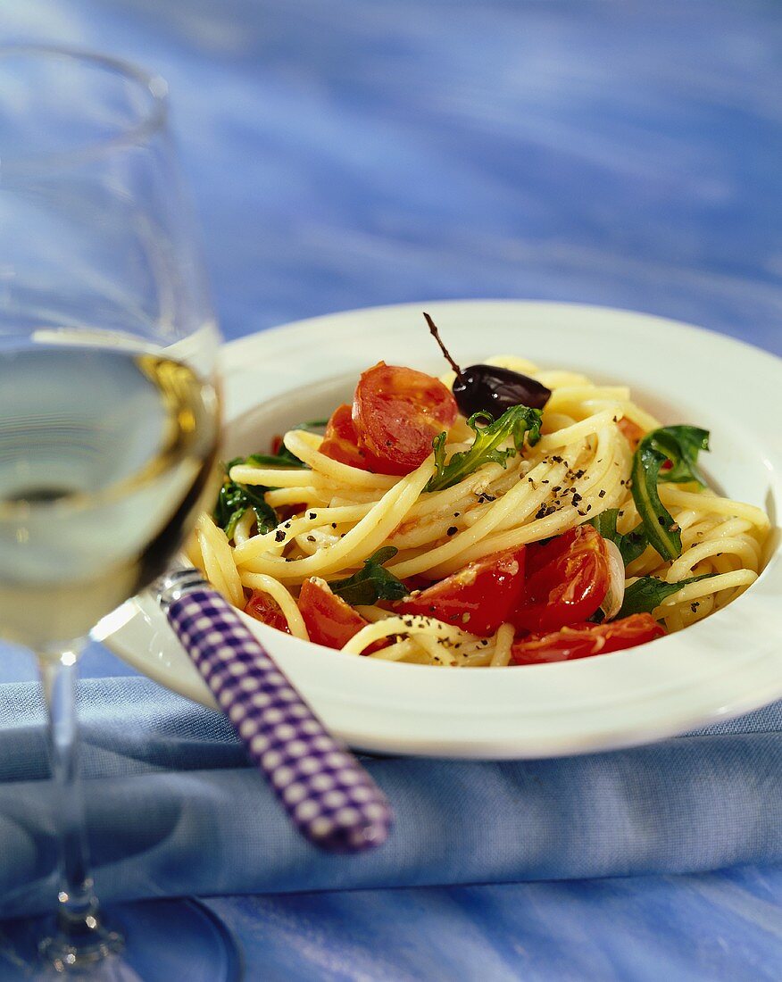 Spaghetti mit Tomaten, Rucola und Oliven