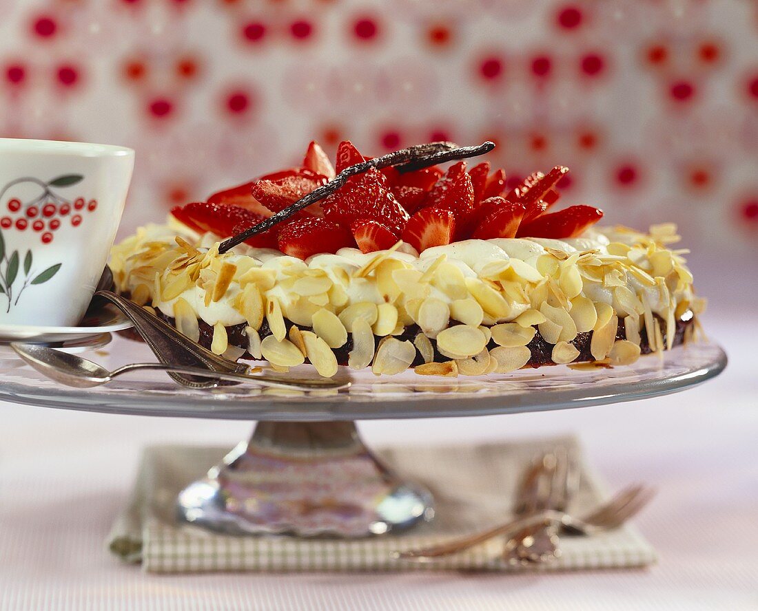 Erdbeerkuchen auf einem Kuchenständer