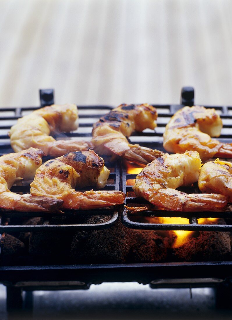 Several shrimps on a barbecue rack