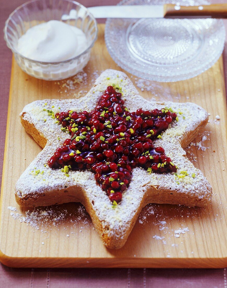 Star-shaped cranberry cake