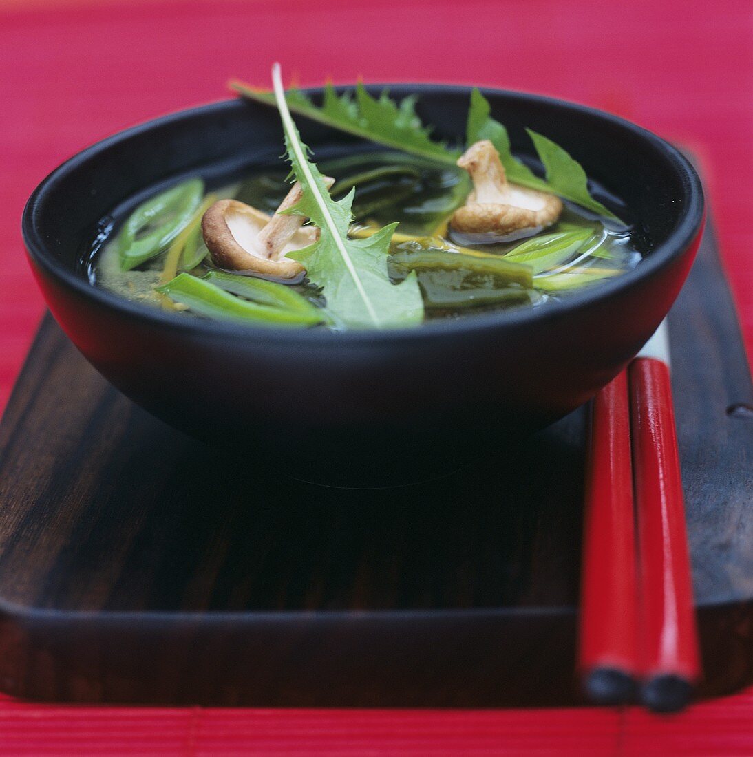 Suppe mit Pilzen und Löwenzahn