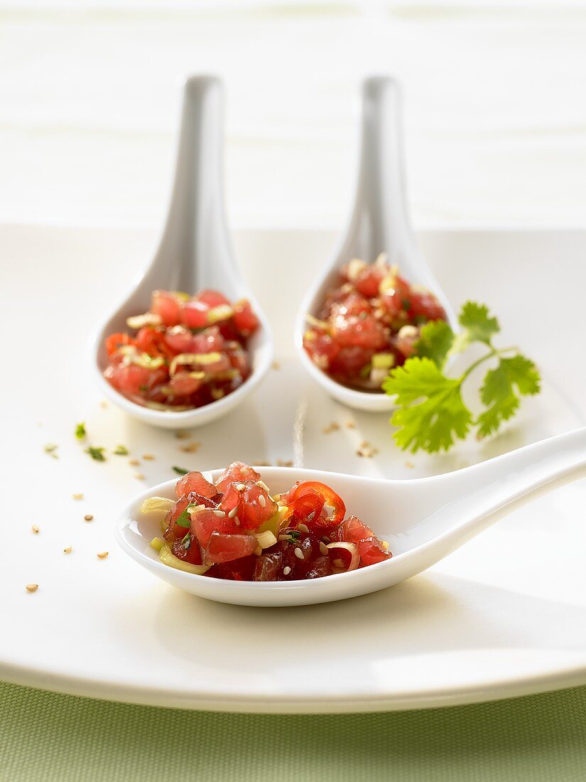 Diced tuna and leeks in three spoons