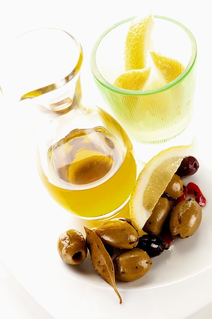 Olives in oil with lemon wedges